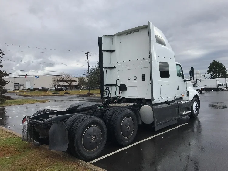 2023 International LT - image 7