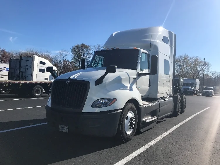 2023 International LT - image 3