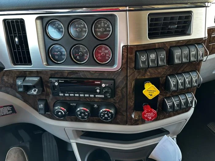 2026 Peterbilt 589 in Albuquerque, NM — photo 33