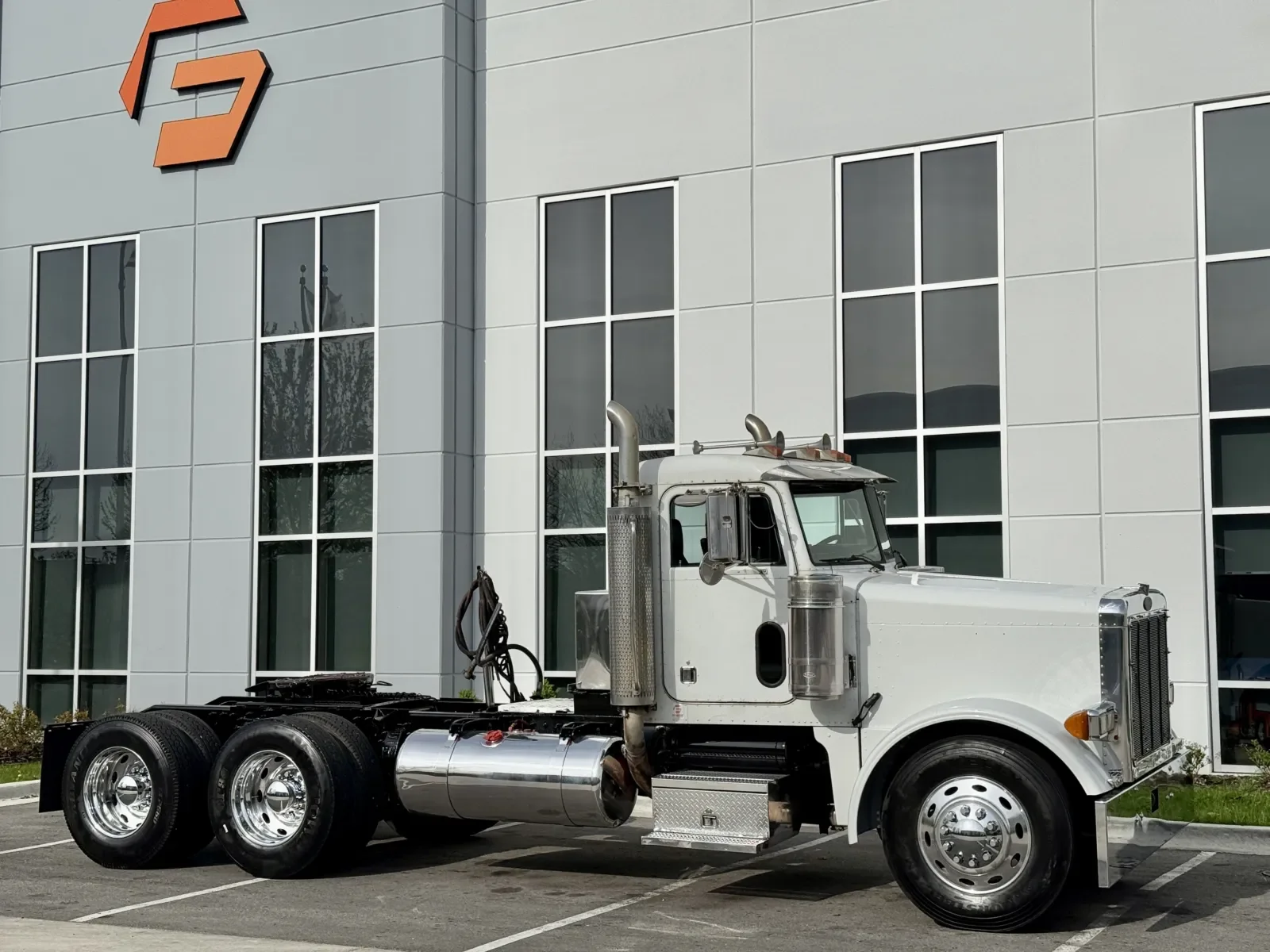 2001 Peterbilt 379 in New Lenox, IL — photo 2