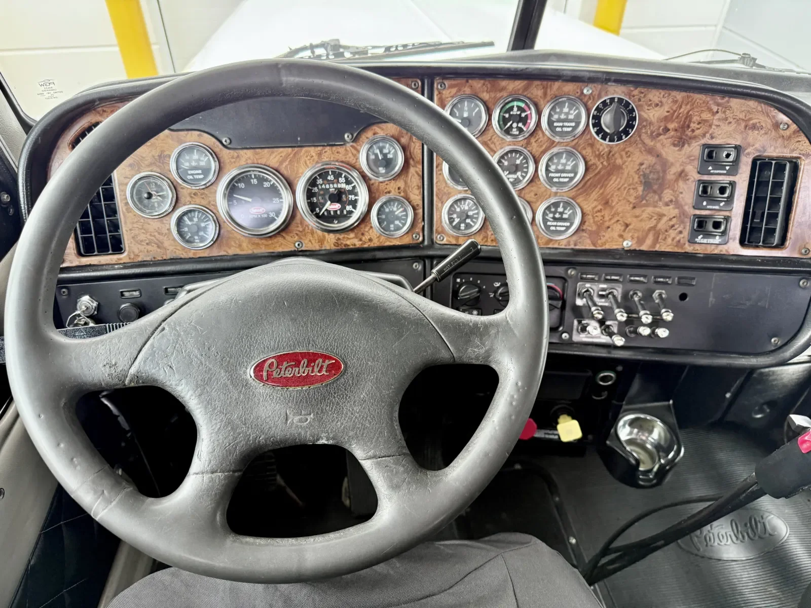 2001 Peterbilt 379 in New Lenox, IL — photo 16