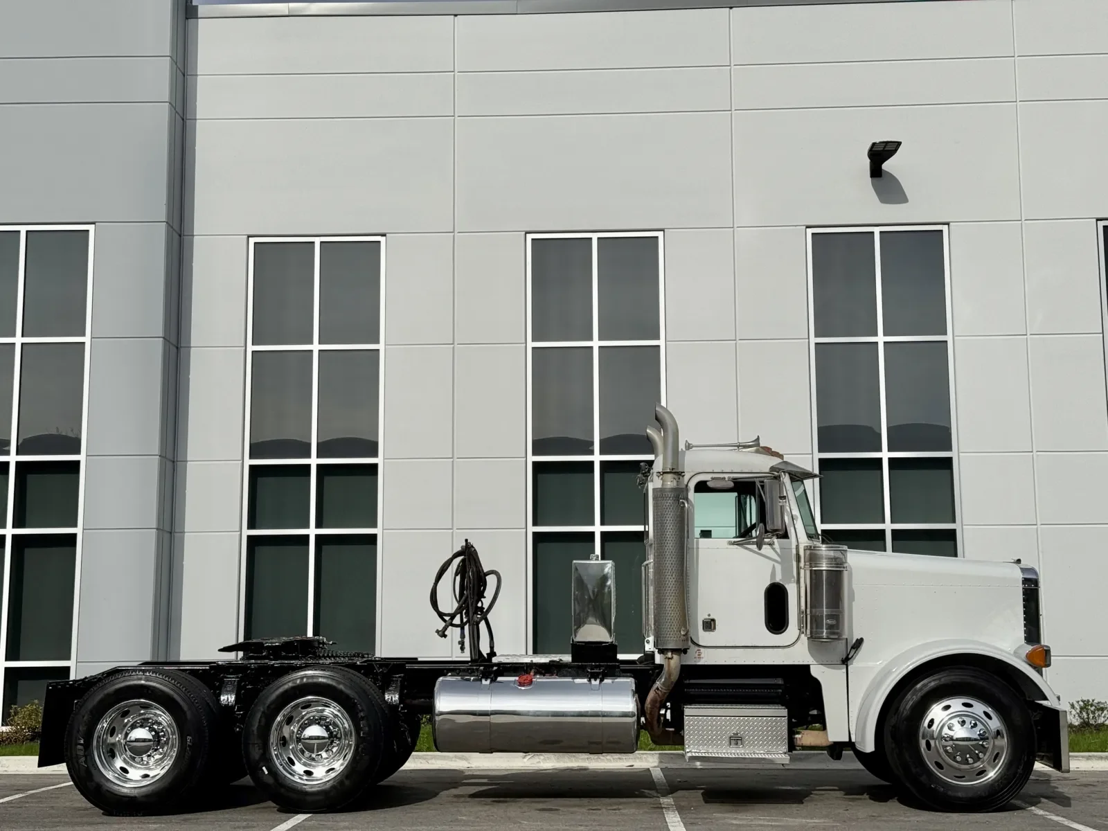 2001 Peterbilt 379 in New Lenox, IL — photo 3