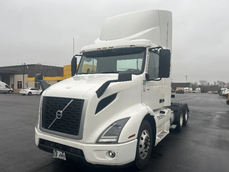 2021 Volvo VNR 640 in La Porte, IN — photo 3