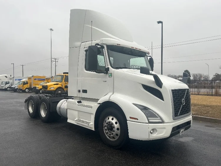 2021 Volvo VNR 640 in La Porte, IN