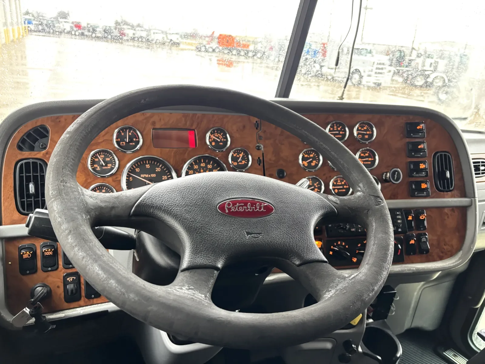 2009 Peterbilt 388 in Hutchins, TX — photo 16