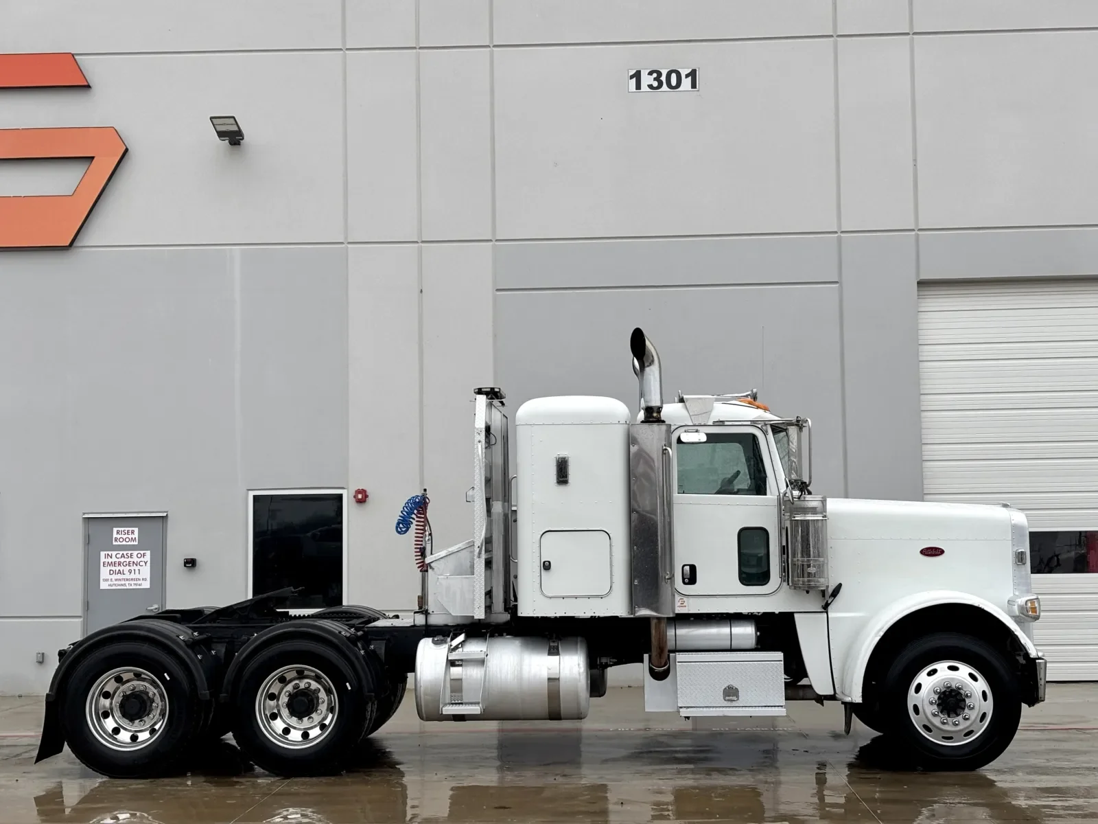 2009 Peterbilt 388 in Hutchins, TX — photo 3