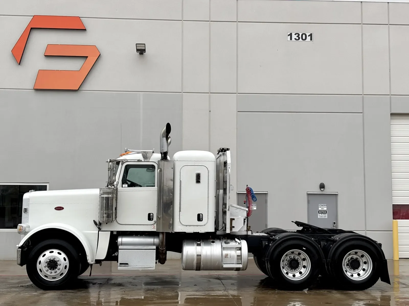 2009 Peterbilt 388 in Hutchins, TX — photo 4