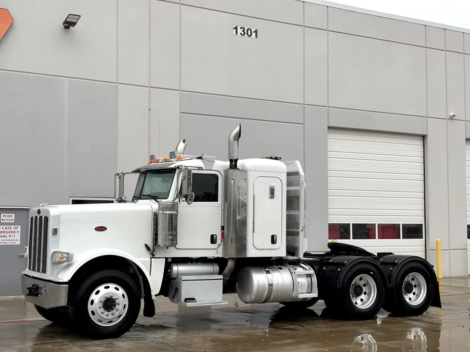 2009 Peterbilt 388 in Hutchins, TX — photo 2