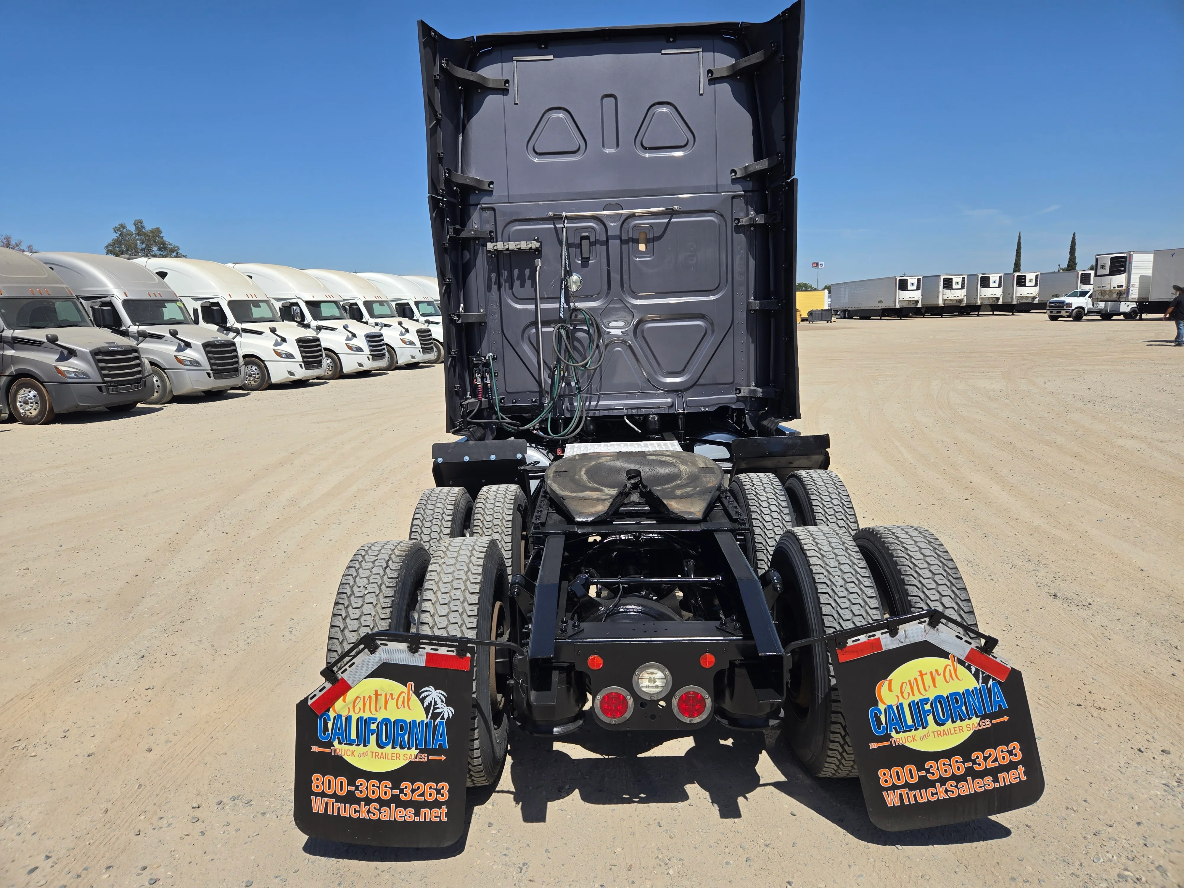 2021 Freightliner Cascadia in Fresno, CA — photo 5
