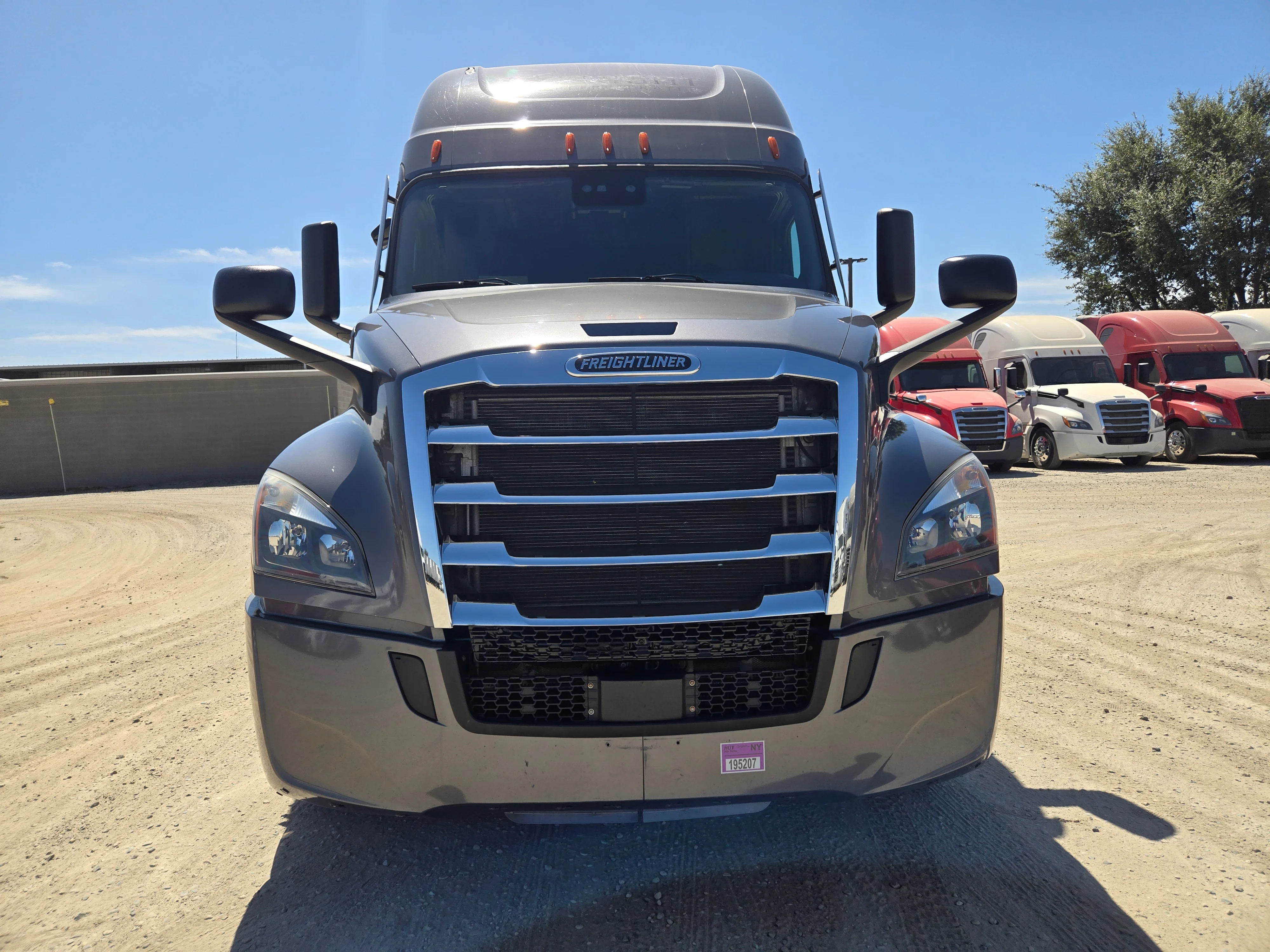 2021 Freightliner Cascadia in Fresno, CA — photo 2