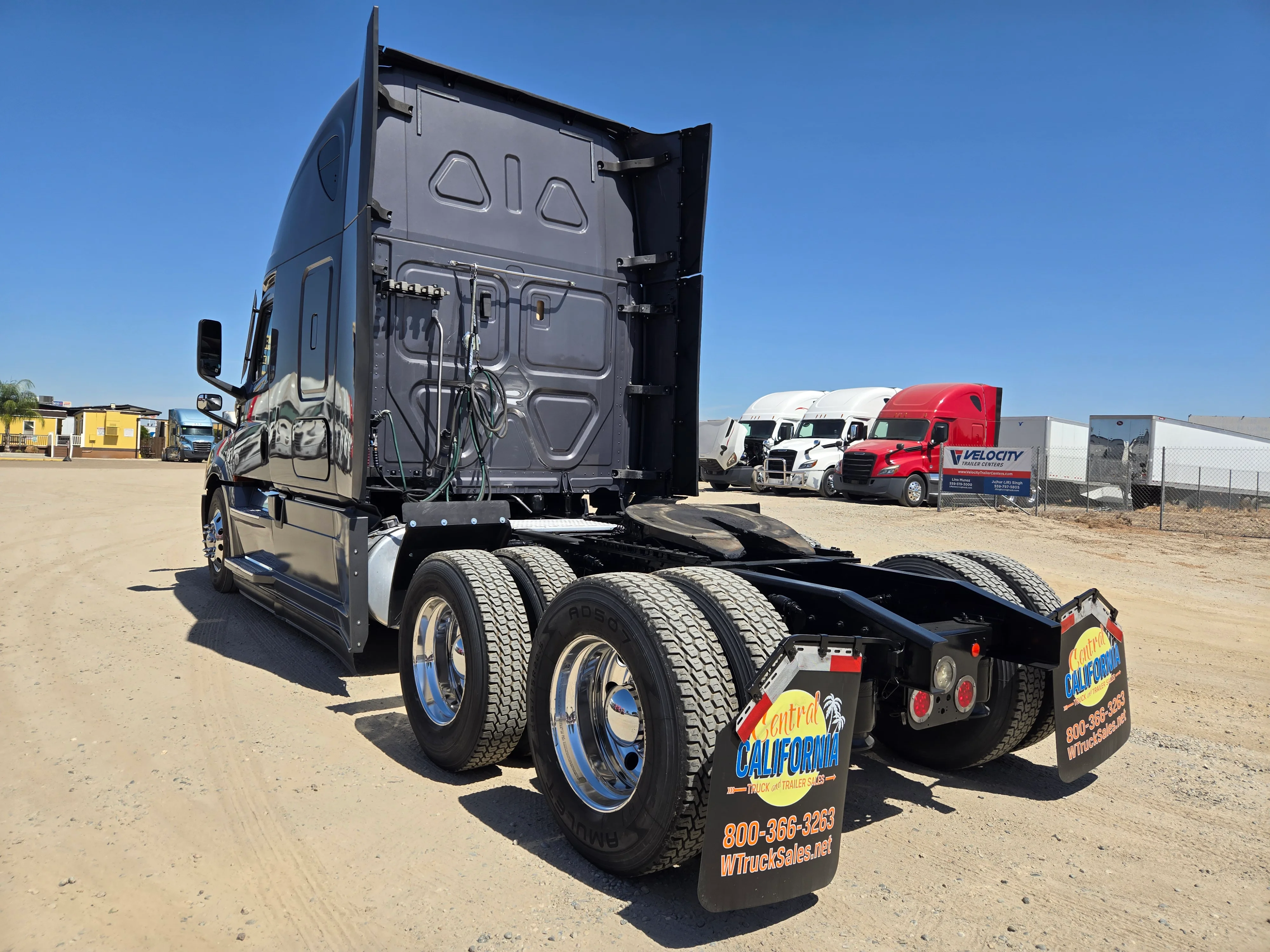 2021 Freightliner Cascadia in Fresno, CA — photo 4