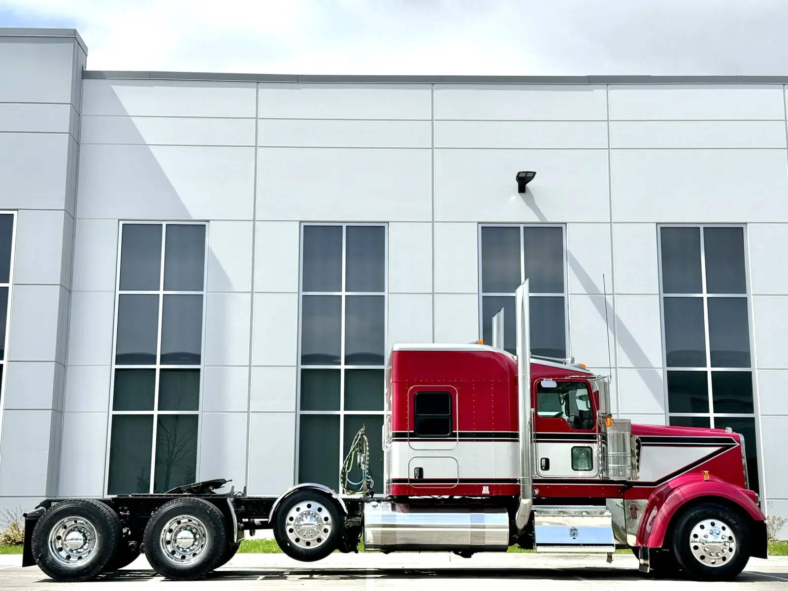 2016 Kenworth W900 - image 3