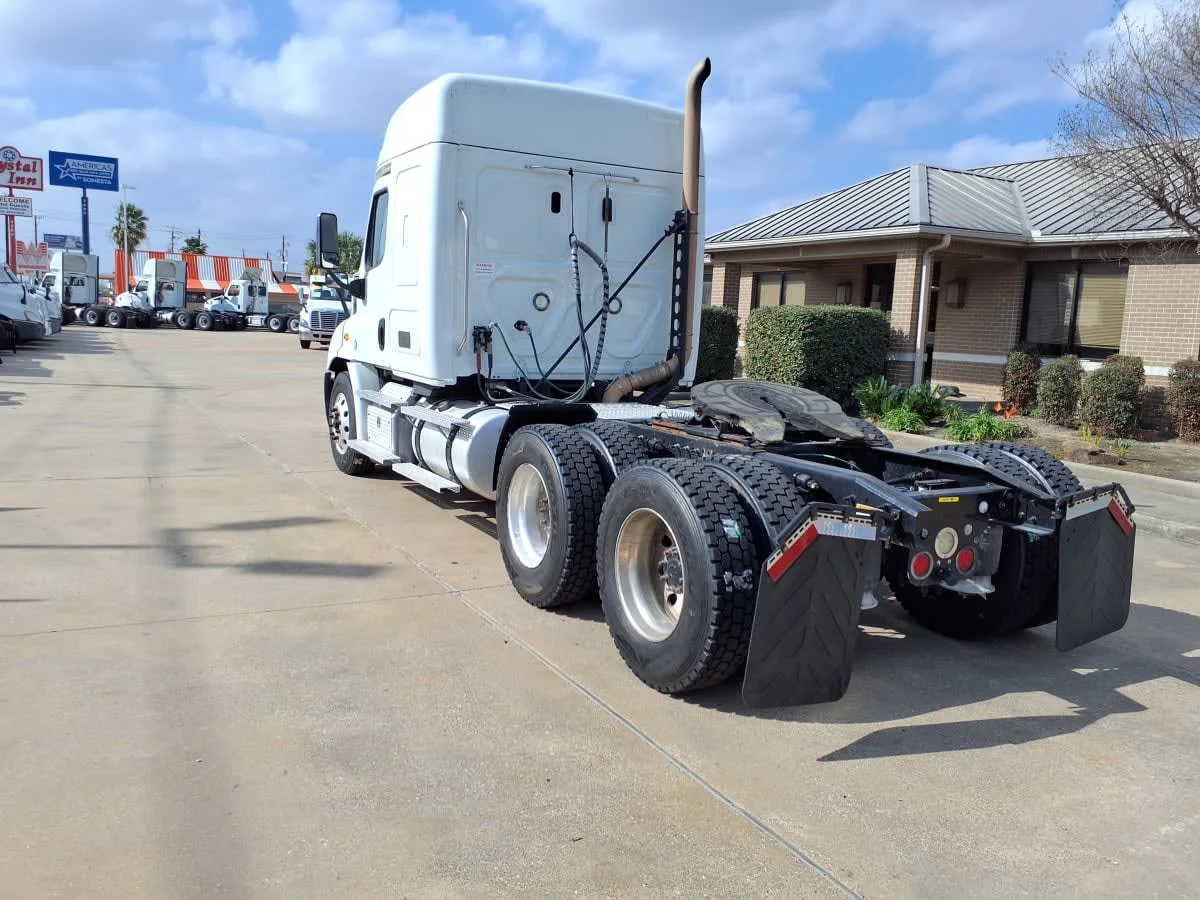 2020 Freightliner Cascadia in Houston, TX — photo 6