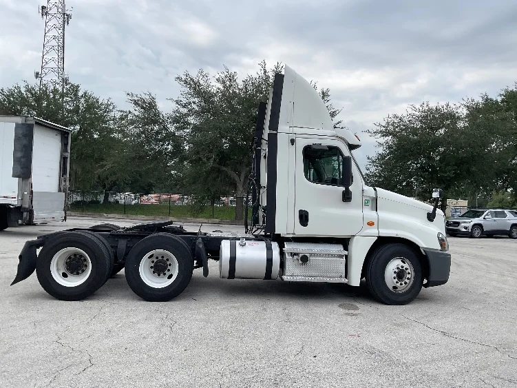 2020 Freightliner Cascadia in Tampa, FL — photo 8