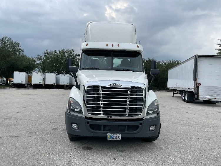 2020 Freightliner Cascadia in Tampa, FL — photo 2