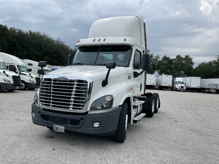 2020 Freightliner Cascadia in Tampa, FL — photo 3