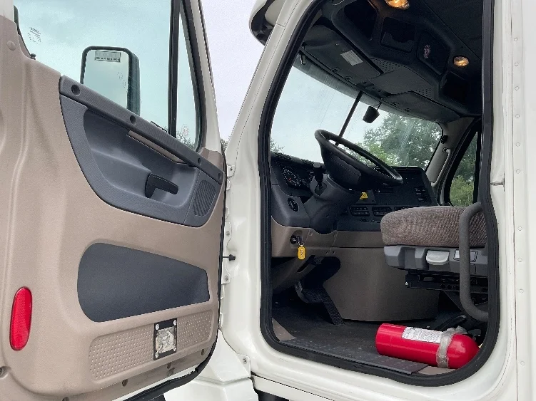 2020 Freightliner Cascadia in Tampa, FL — photo 9