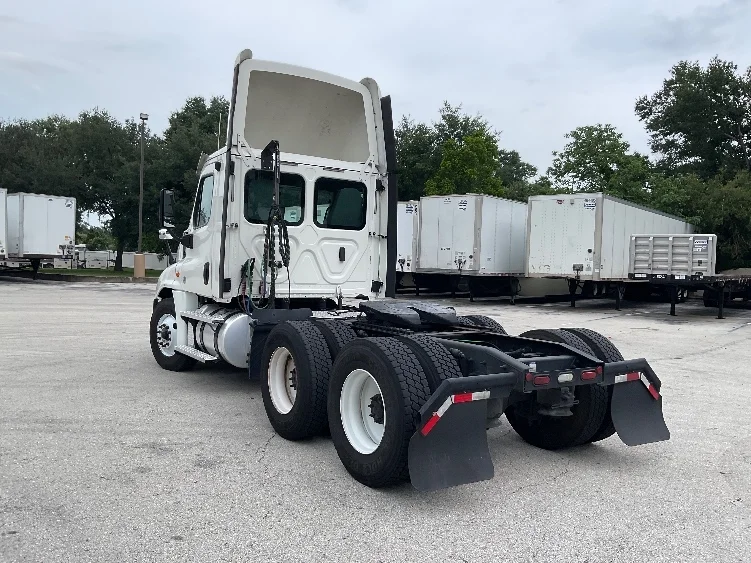 2020 Freightliner Cascadia in Tampa, FL — photo 5