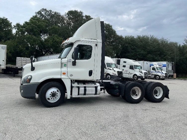 2020 Freightliner Cascadia in Tampa, FL — photo 4