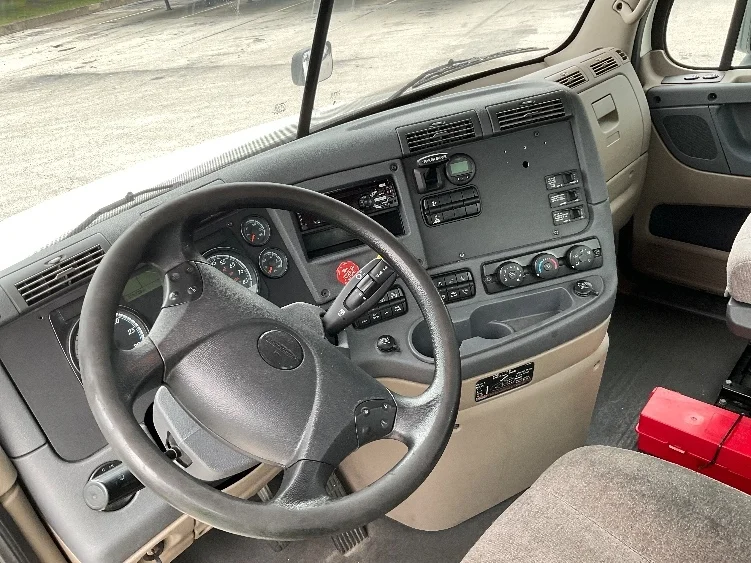 2020 Freightliner Cascadia in Tampa, FL — photo 10