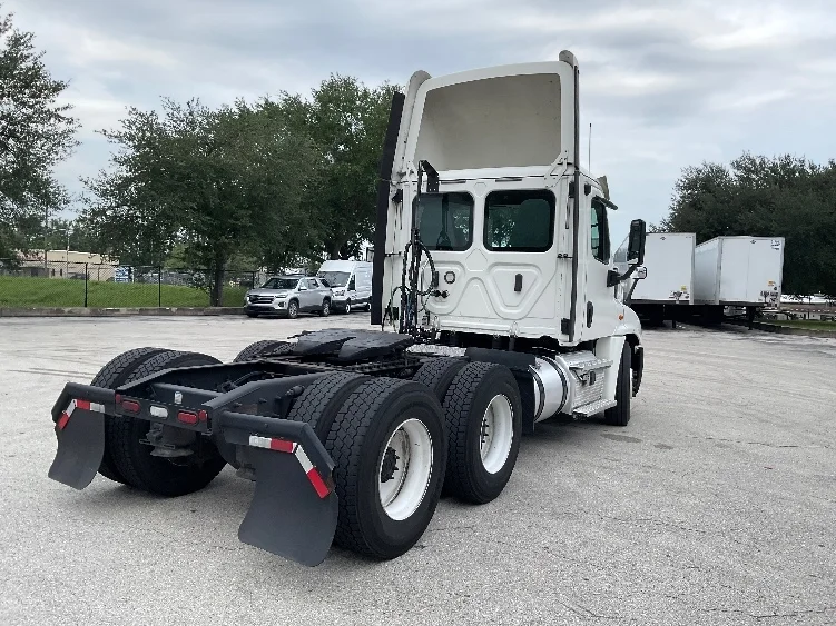 2020 Freightliner Cascadia in Tampa, FL — photo 7