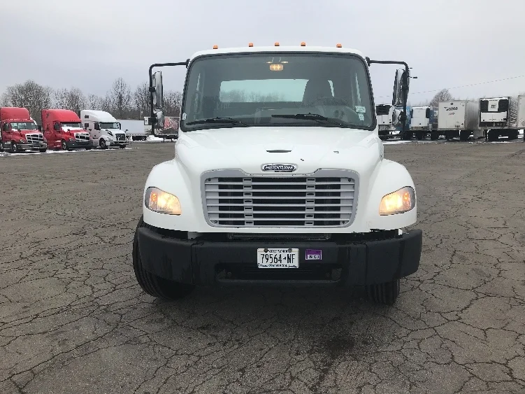 2015 Freightliner M2 106 - image 2