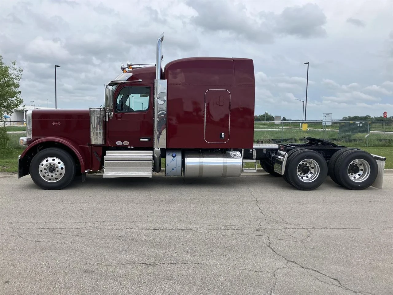2027 Peterbilt 589 in South St. Paul, MN — photo 3
