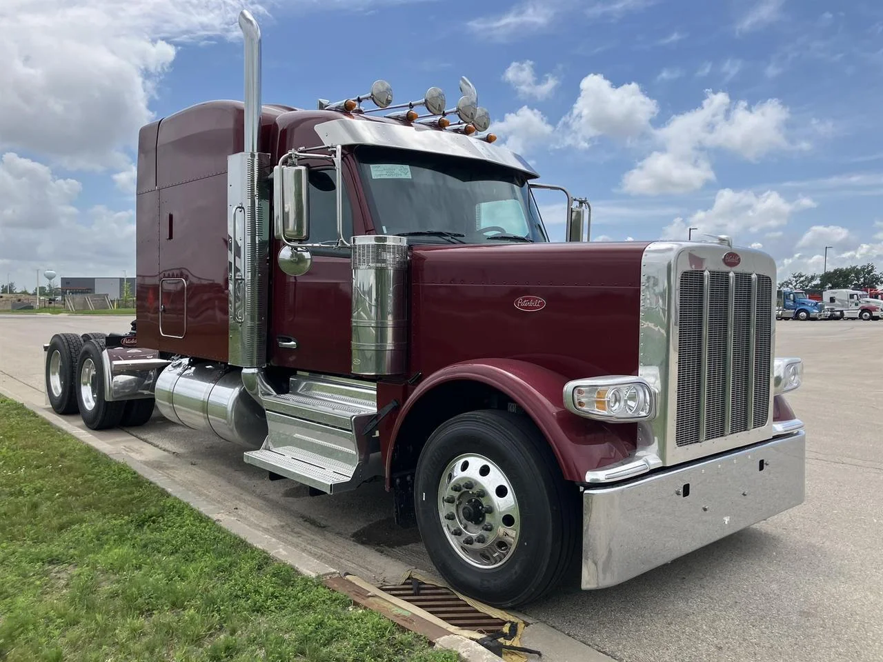 2027 Peterbilt 589 in South St. Paul, MN — photo 2