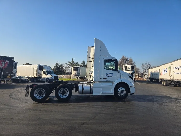 2020 Volvo VNR 640 in West Sacramento, CA — photo 8