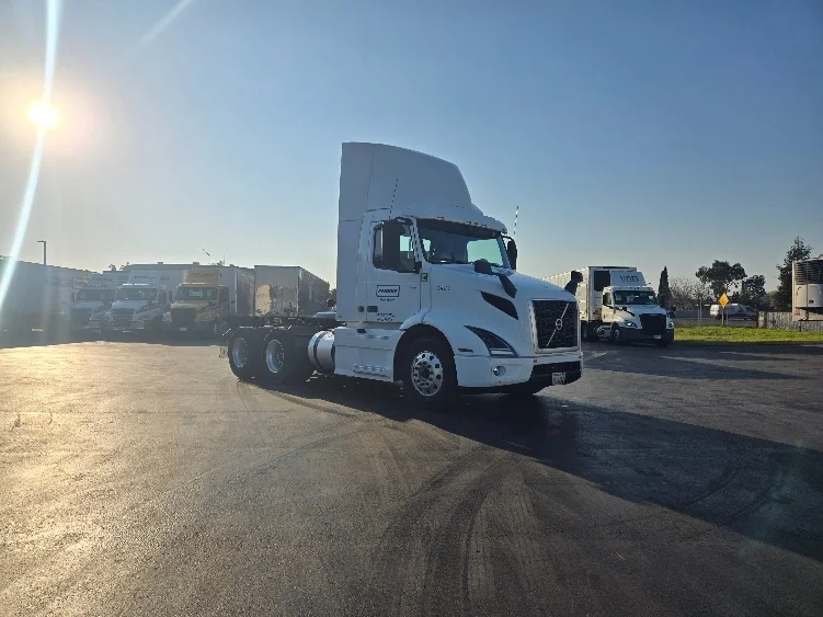 2020 Volvo VNR 640 in West Sacramento, CA