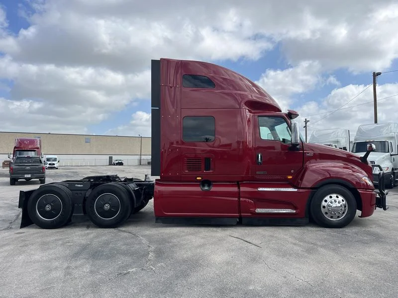 2024 International LT - image 2