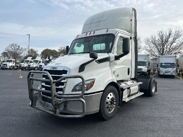 2020 Freightliner Cascadia - image 3
