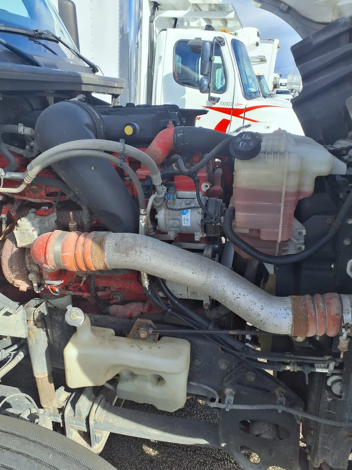 2019 International LT - image 10