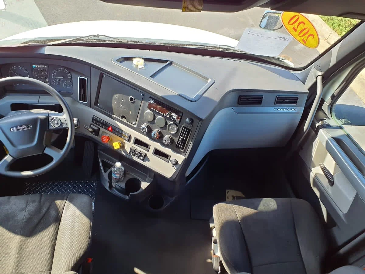 2020 Freightliner Cascadia - image 7