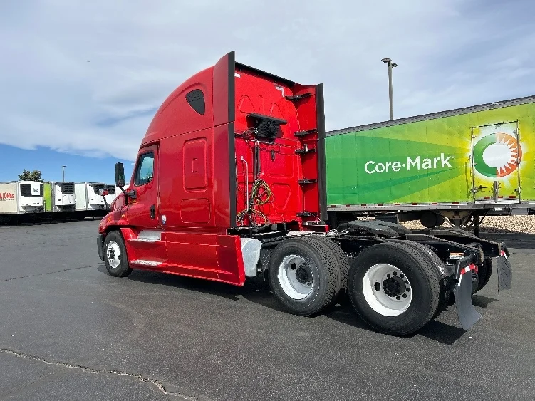 2018 Freightliner Cascadia - image 5