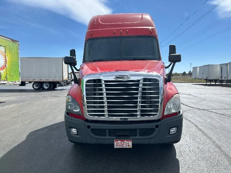 2018 Freightliner Cascadia - image 2