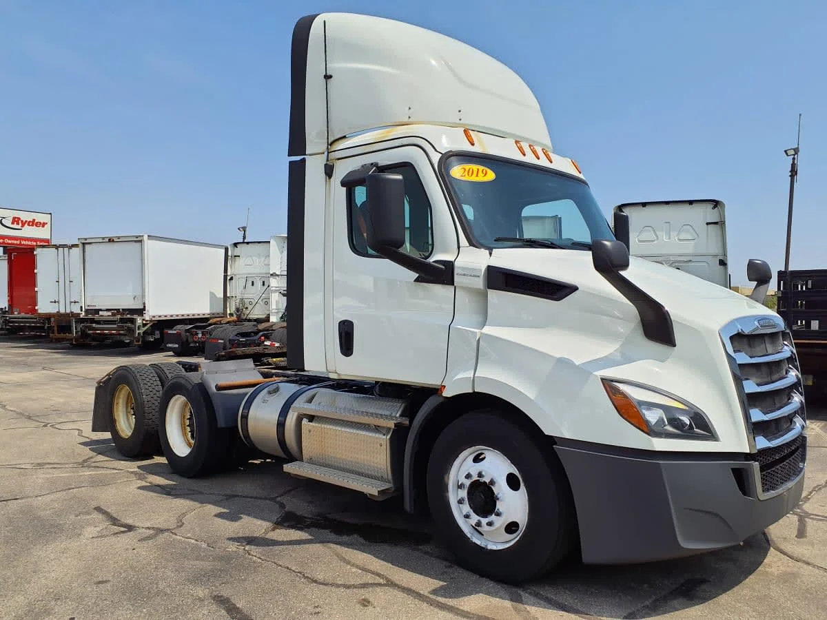 2019 Freightliner Cascadia in Oak Creek, WI — photo 3