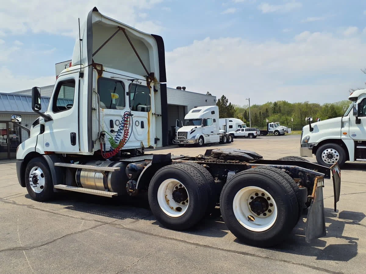 2019 Freightliner Cascadia in Oak Creek, WI — photo 6