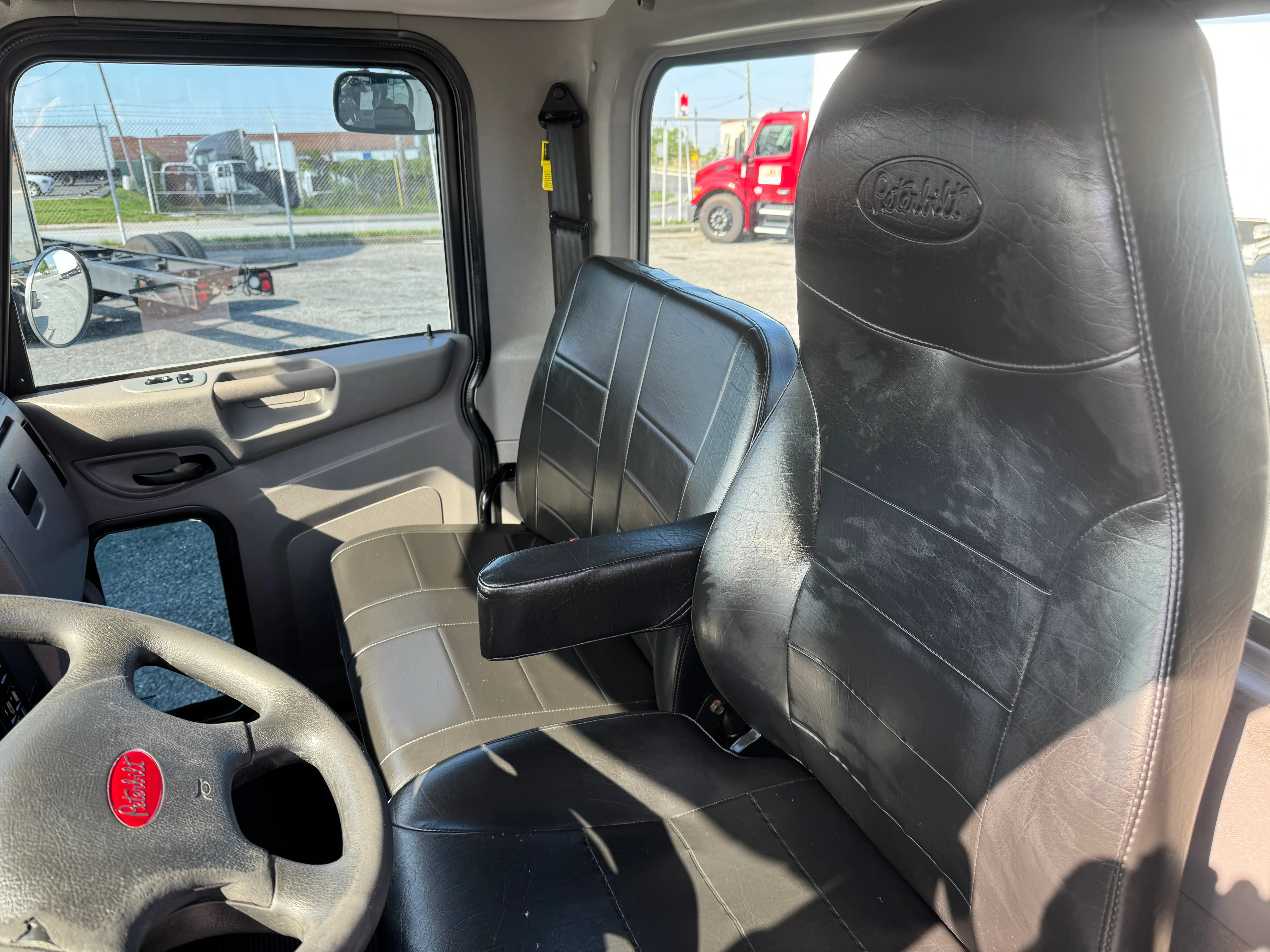 2020 Peterbilt 337 in Landover, MD — photo 4