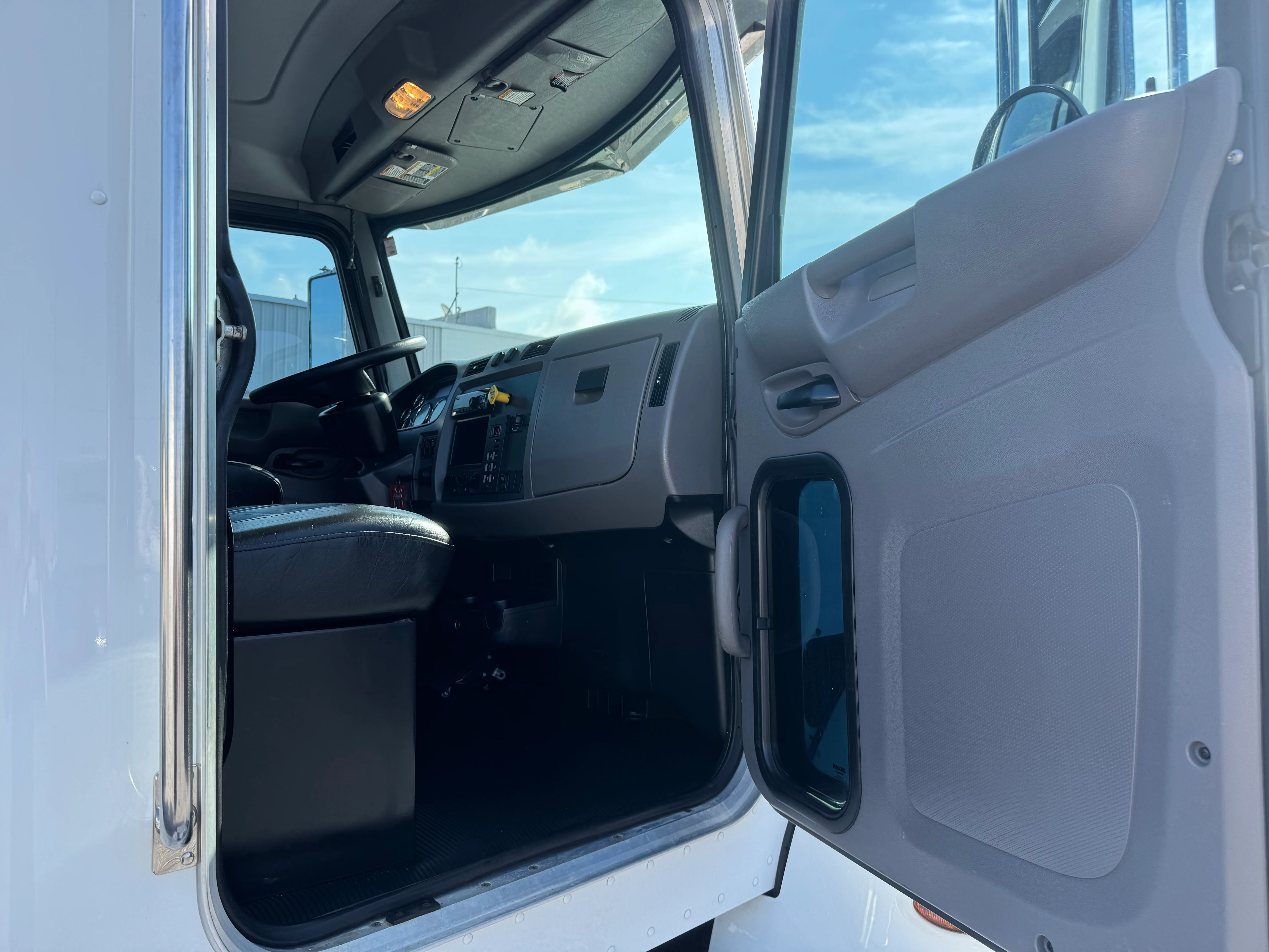 2020 Peterbilt 337 in Baltimore, MD — photo 7