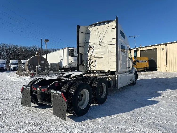 2023 Volvo VNL 760 - image 7
