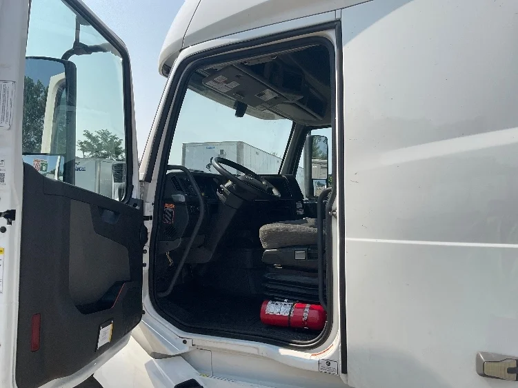 2023 Volvo VNL 760 in La Porte, IN — photo 9