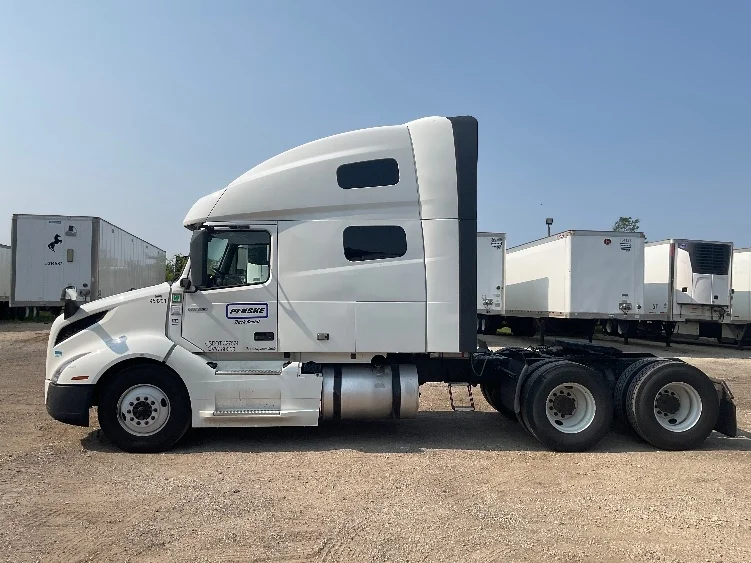 2023 Volvo VNL 760 in La Porte, IN — photo 4