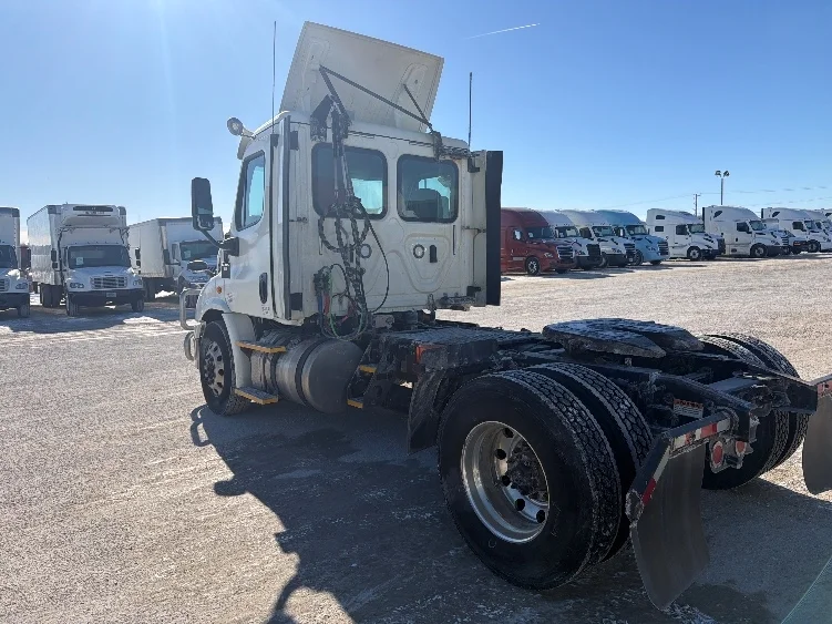 2018 Freightliner Cascadia - image 5