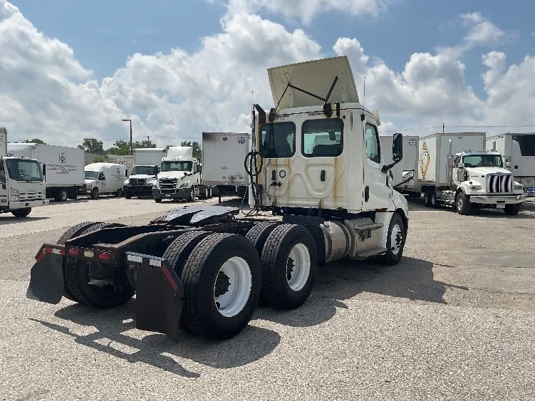 2019 Freightliner Cascadia in Flint, MI — photo 7