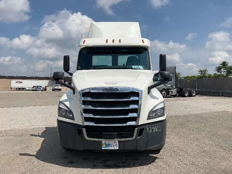 2019 Freightliner Cascadia in Flint, MI — photo 2