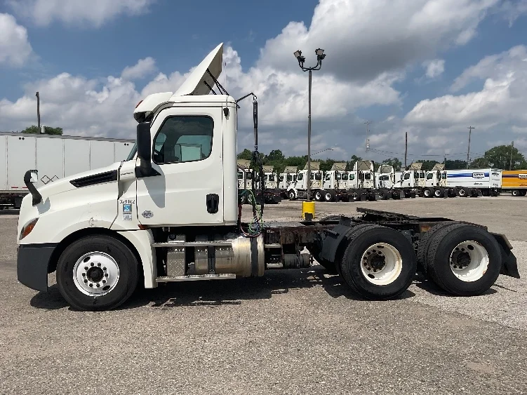 2019 Freightliner Cascadia in Flint, MI — photo 4