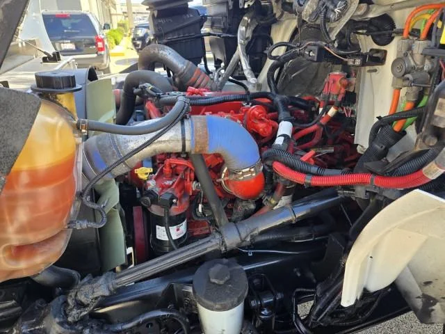 2019 International 4300 - image 30