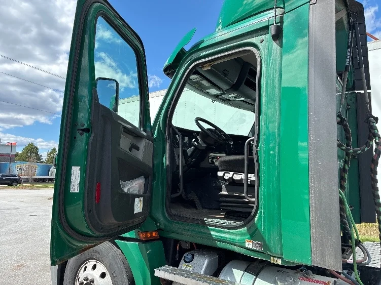 2020 Freightliner Cascadia in Londonderry, NH — photo 9