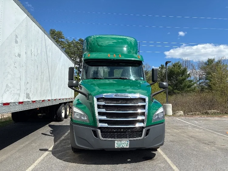 2020 Freightliner Cascadia in Londonderry, NH — photo 2